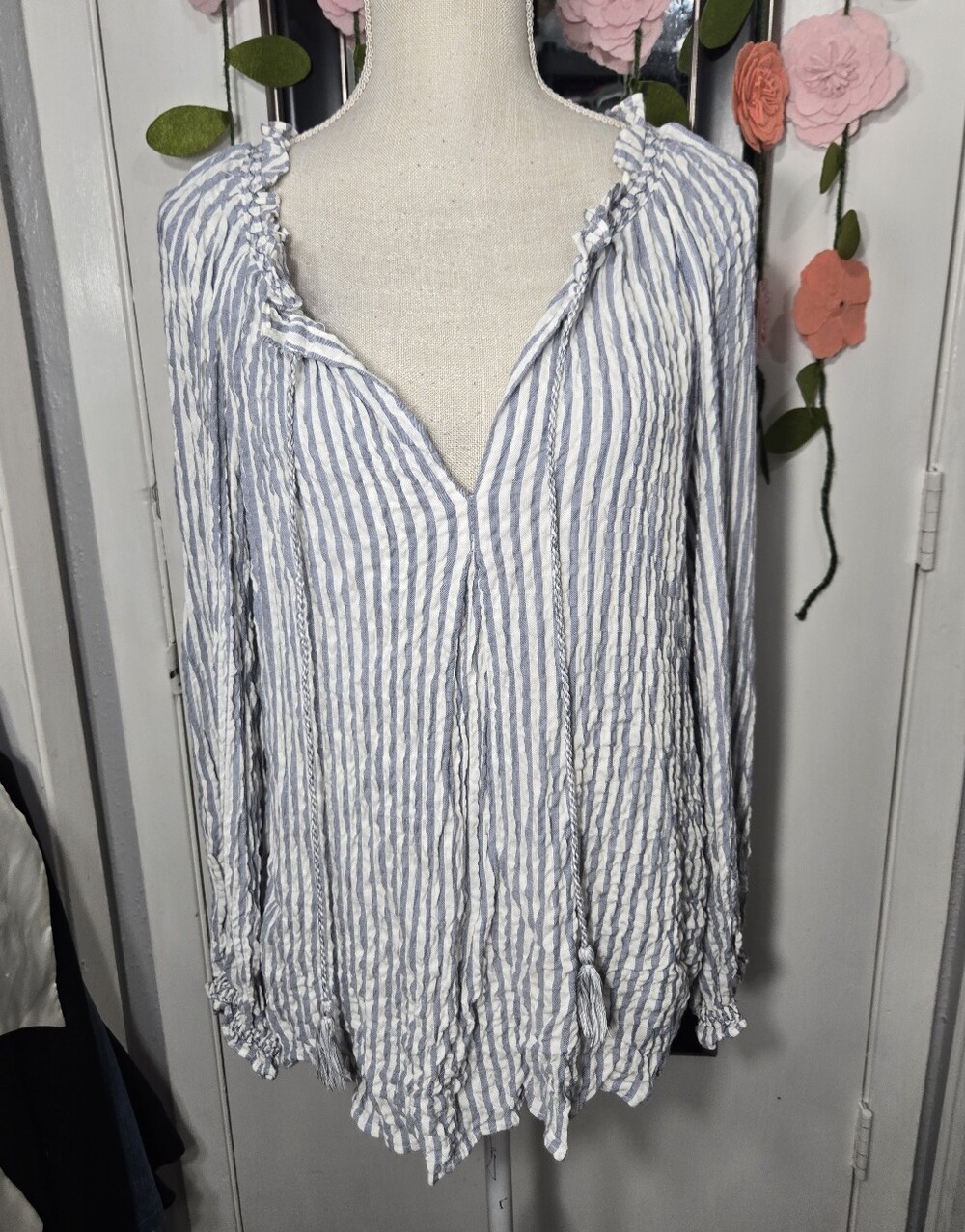 Max Studio blue and white vertical stripe crinkle peasant blouse Sz L NWT